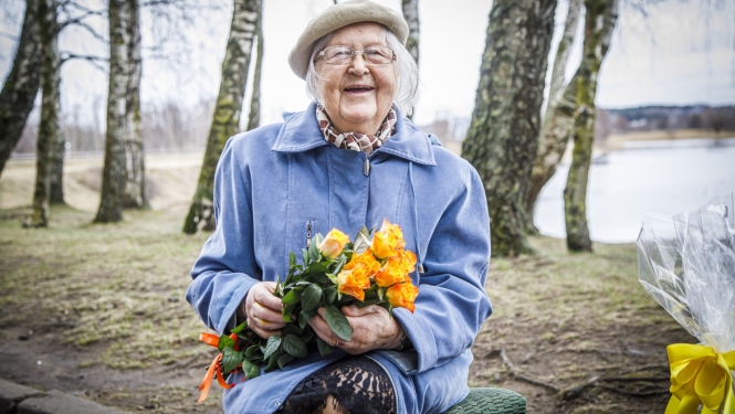 Skolotāju Valiju Rozīti sveic 100 gadu jubilejā