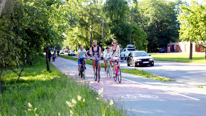 Cilvēki brauc ar velosipēdiem