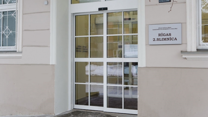 2.slimnīcas ieejas durvis