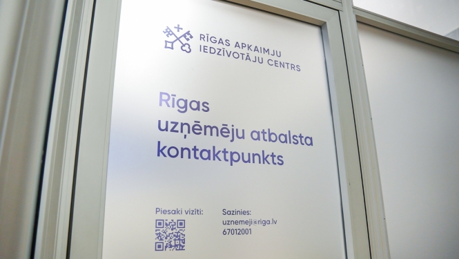 Uzņēmēju atbalsta kontaktpunta durvis ar uzrakstu