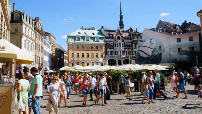 Cilvēki Doma laukumā