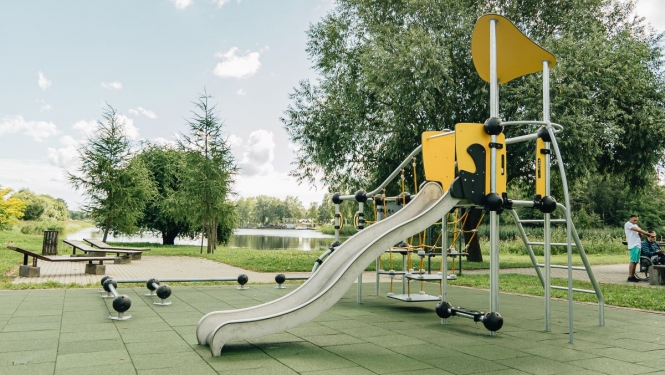 Rotaļu laukums Juglas promenādes galā