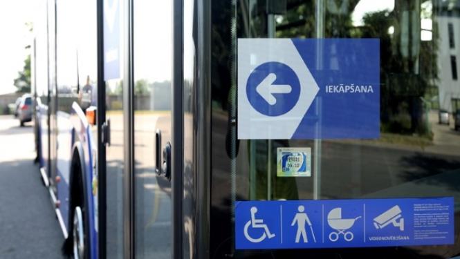 Iekāpšana autobusā
