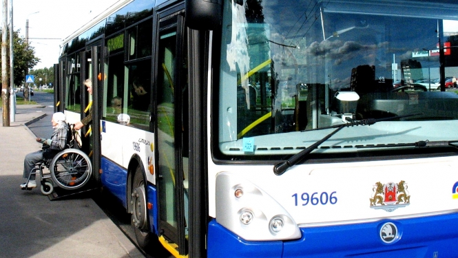 Autobuss ar pacēlāju