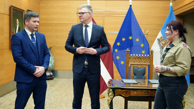 Rīgas domes Civilās aizsardzības un operatīvās informācijas pārvaldes vadītājs Gints Reinsons, Rīgas domes priekšsēdētājs Vilnis Ķirsis un biedrības „Latvijas Skautu un gaidu centrālā organizācija” valdes locekle Dagnija Smiltniece