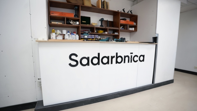 Sadrbnīcas telpa ar instrumentiem