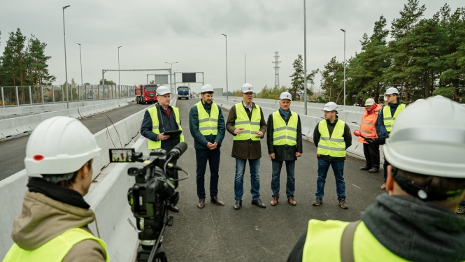 Sarkandaugavas pārvads smagās automašīnas un cilvēki