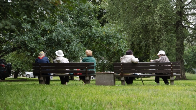 Seniori sēž uz soliņa