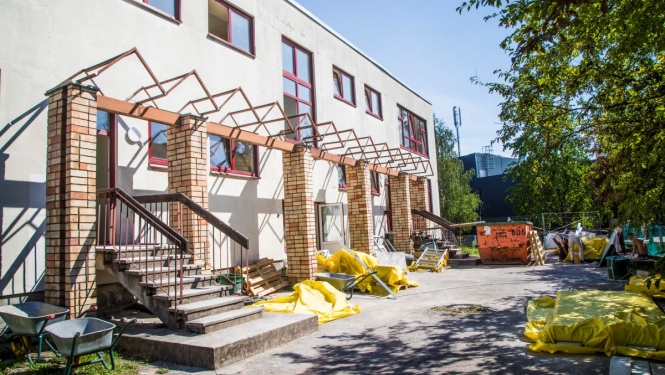 Skolas fasādes remonts, izvietoti būvmateriāli