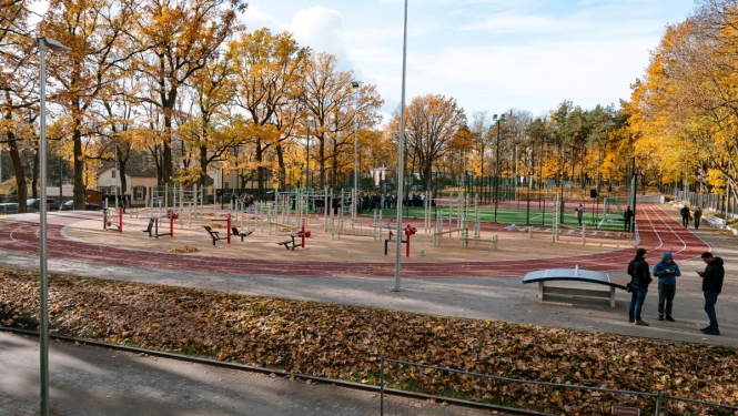 Rīgas Jāņa Šteinhauera vidusskolā atklāts daudzfunkcionāls sporta laukums