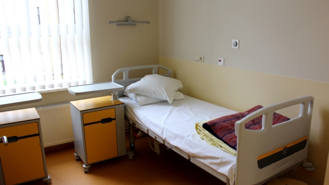 Slimnīcas palāta un gulta