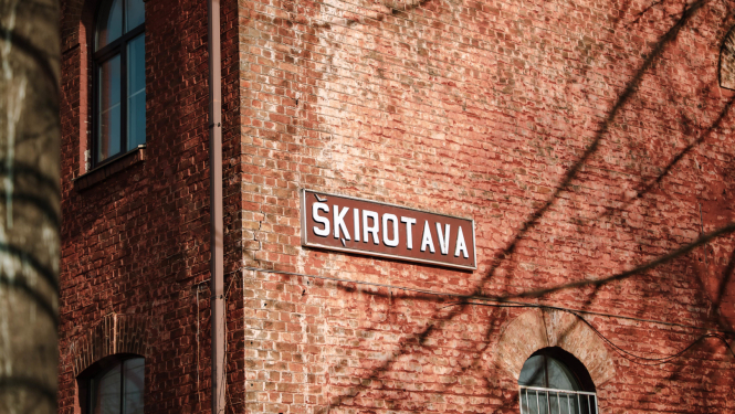 Uzraksts uz ēkas "Šķirotava"