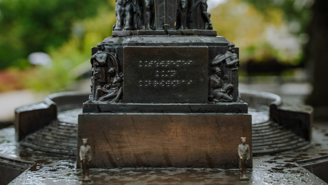 Braila raksts uz taktilā Brīvības iemiinekļa