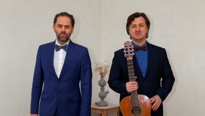 Tenors Jānis Kurševs kopā ar klasiskās ģitāras virtuozu Endiju Rožkalnu