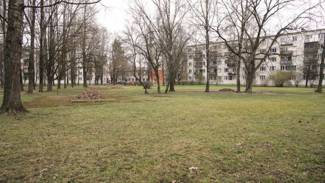 Teritorija, kur taps spēļu laukums ar kāpelēšanas elementiem bērniem   