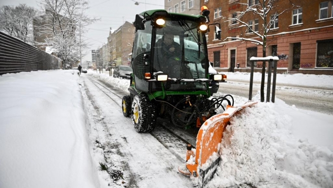 Traktors tīra sniegu