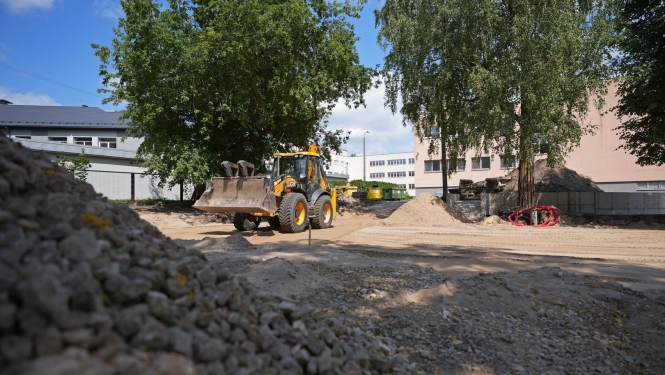 Traktortehnika līdzina zemi