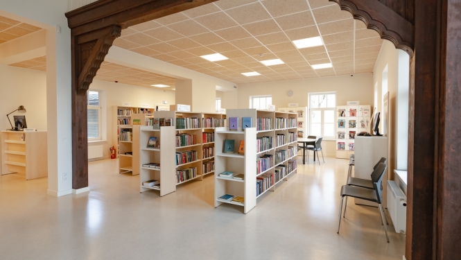 Torņkalna biblotēkas plaukti ar grāmatām