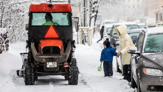 Traktors tīra sniegu