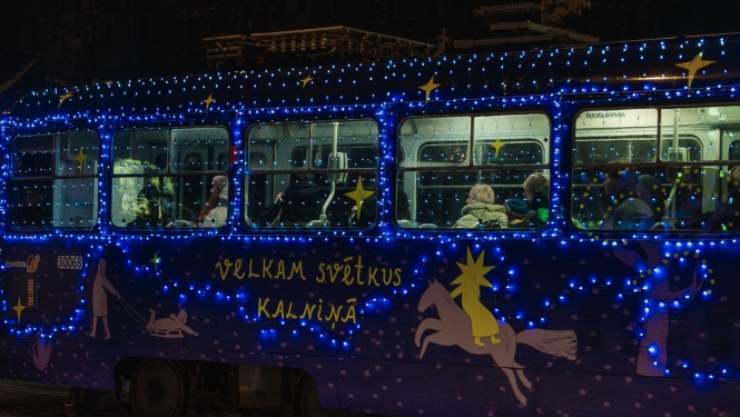 Tramvajs ar Ziemassvētku gaismiņām un rotājumiem