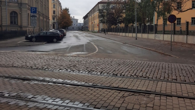 Iela ar automašīnām un tramvaja sliedēm