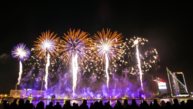 Uguņošana krastmalā