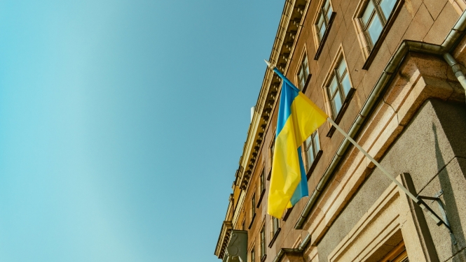 Ukrainas karogs pie sienas