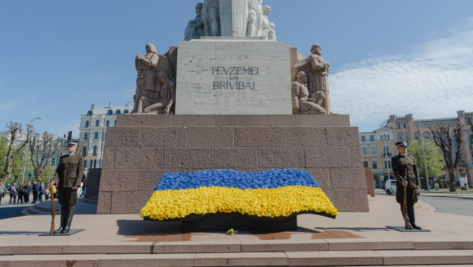 Ziedi Ukrainas karoga krāsās pie Brīvības pieminekļa