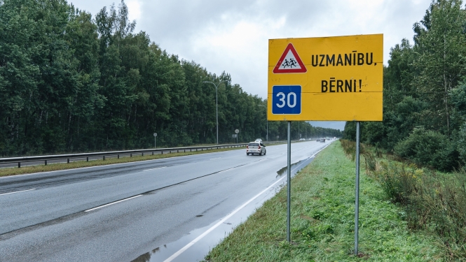 Ceļa zīme Uzmanību bērni
