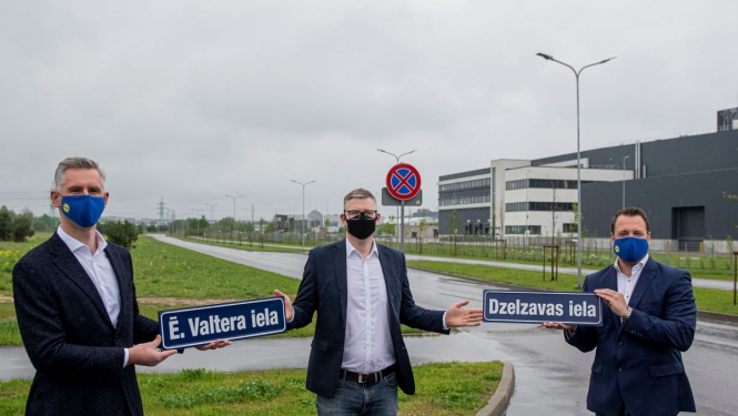 “Lidl Latvija” valdes pārstāvji Jākobs Jozefsons un Arūnas Dzikas simboliski pasniedza Dzelzavas un Ēvalda Valtera ielu nosaukumu plāksnītes Rīgas domes priekšsēdētāja vietniekam Vilnim Ķirsim