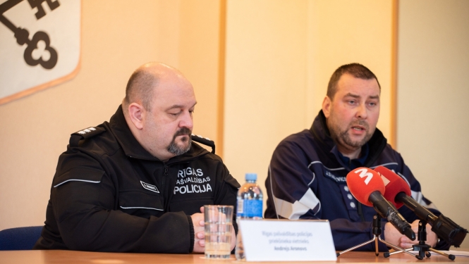 Valsts un pa;svald;ibas policijas pārstāvji