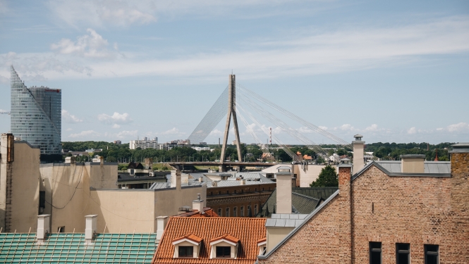Māju jumti un vanšu tilts
