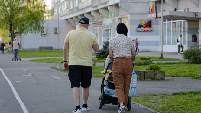 Vecāki ar bērnu ratiem