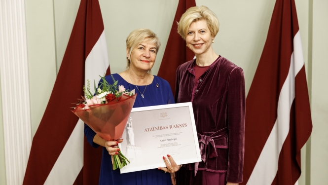  Vispārējās izglītības skolu nodaļa vadītāja Anita Pēterkopa un izglītības un zinātnes ministre Anda Čakša