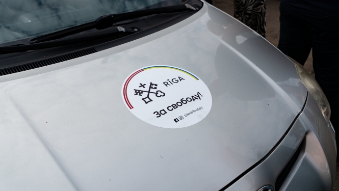 Ziedotā automašīna ar uzrakstu Ukraiņu valodā