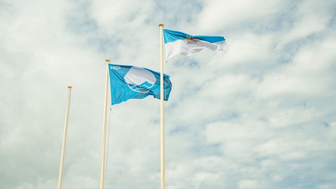 Zilais karogs Vecāķu pludmalē