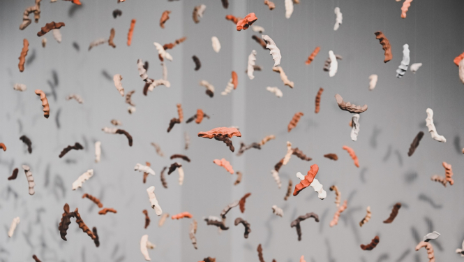 Porcelāna figuriņas karājas diegos