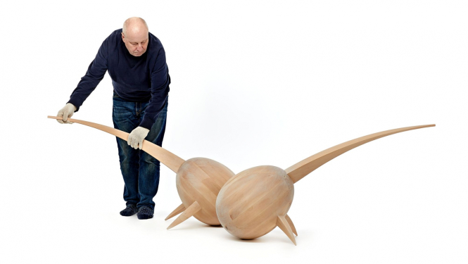 Jānis Straupe pie darba “Putni”. 2018.