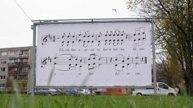 4.maija plakāts pilsētvidē ar dziesmas "Zaļā Dziesma" notīm