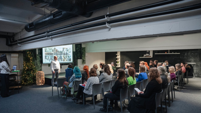 Cilveki piedalās seminārā