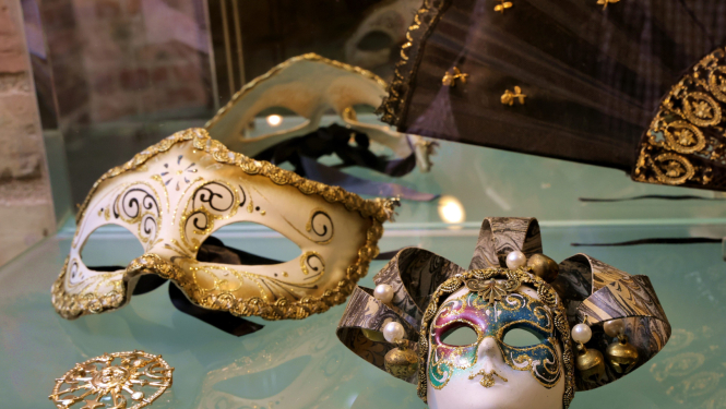 Izstādes “Venēcijas atspulgi” eksponāts. Venēcijas karnevāla maska, āda, mežģīnes, zeltījums. Roku darbs.