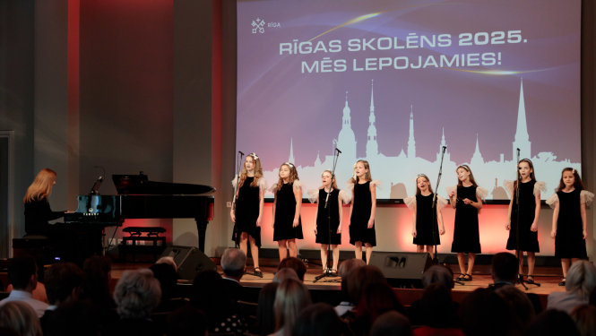 Bērni dzied pasākumā