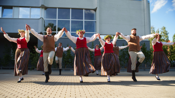 Deju kolektīva "Imantieši" dejotāji