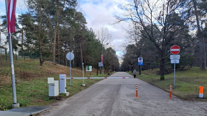 Barjera pirms iebraukšanas Mežaparka teritorijā