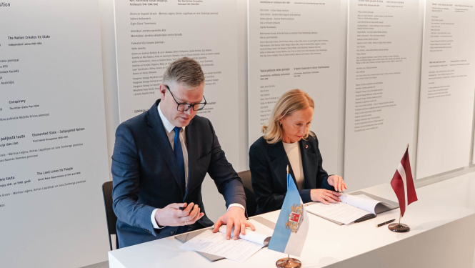 Rīgas domes priekšsēdētājs Vilnis Ķirsis un  Latvijas Okupācijas muzeja direktore  Solvita Vība