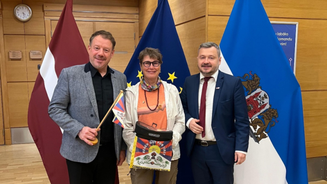 Rīgas domē viesojas Tibetas atbalsta aktīviste Eva van Tuldena
