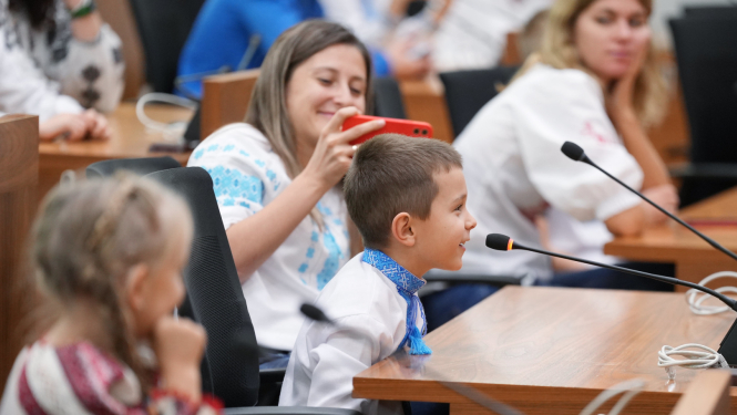 Rīgas domē viesojas ukraiņu bērnu nometnes dalībnieki
