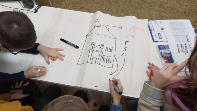 Rīgas skolas piedalās darbnīcās par ilgtspējīgu “Minecraft” būvēšanu