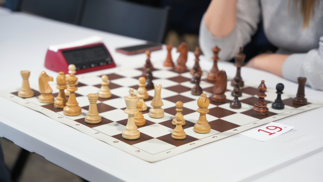 Šaha galdiņš ar šaha figūrām