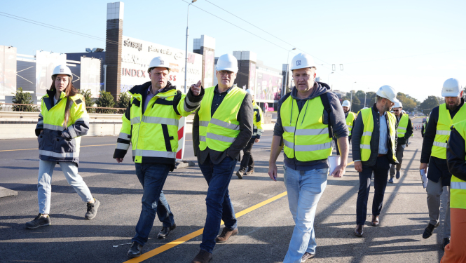 RD vadība apskata Zemitāna tilta pārbūves darbus